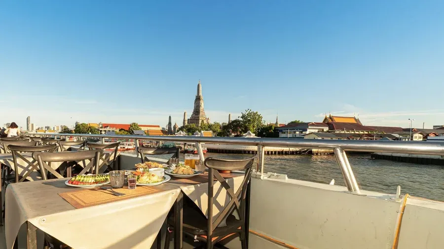 โต๊ะอาหารบนดาดฟ้า White Orchid River Cruise พร้อมวิววัดอรุณในช่วงมีแสงธรรมชาติ