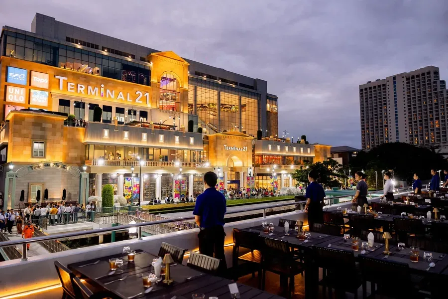 โต๊ะอาหารบนดาดฟ้า Viva Alangka Cruise บริเวณ Terminal 21 พระราม 3