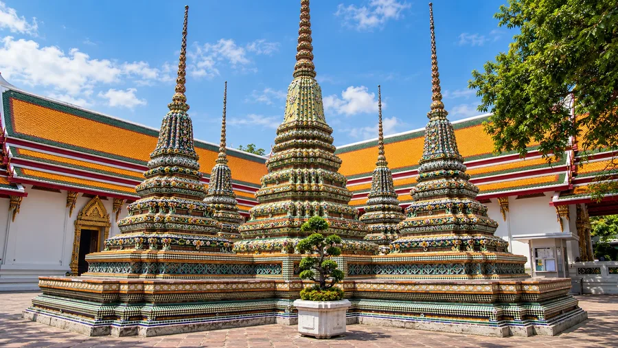 ภาพประกอบ AI กลุ่มเจดีย์ประดับกระเบื้องสีภายในวัดโพธิ์