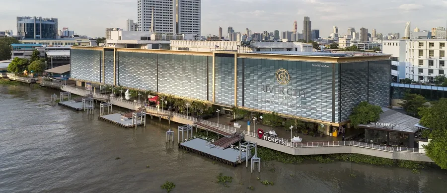 อาคาร River City Bangkok และท่าเทียบเรือด้านหน้า มองจากแม่น้ำเจ้าพระยา