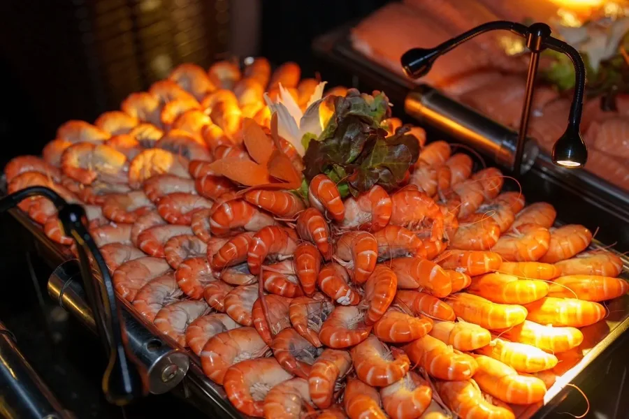 กุ้งจัดเรียงเต็มถาดในมุมซีฟู้ด อีกหนึ่งเมนูสำหรับคนชอบอาหารทะเลในมื้อค่ำบนเรือ