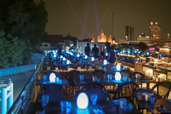 บรรยากาศ Royal Princess Cruise โซนดาดฟ้า-ริม พร้อมโต๊ะดินเนอร์แบบ Open Air และวิวแม่น้ำเจ้าพระยายามค่ำคืน