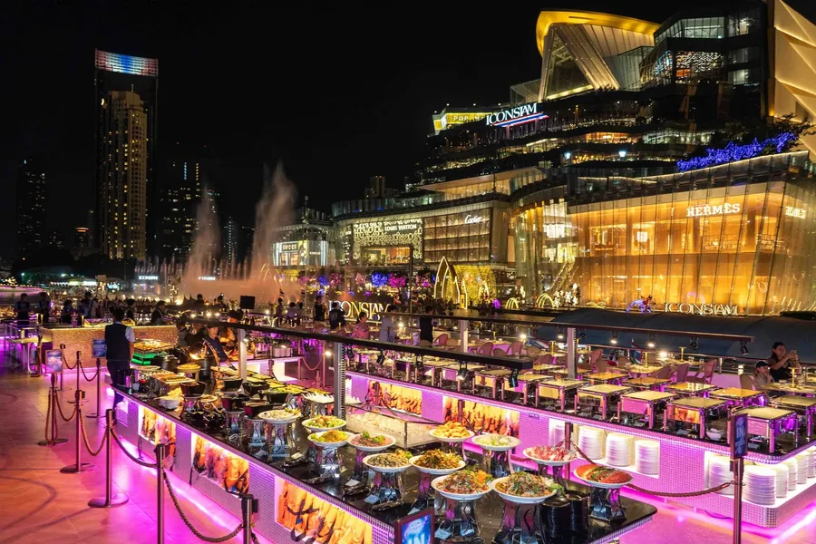 เลือกอาหารจากไลน์บุฟเฟต์หลากเมนู พร้อมชมแสงไฟและน้ำพุหน้า ICONSIAM ที่เพิ่มความสวยงามให้บรรยากาศมื้อค่ำ