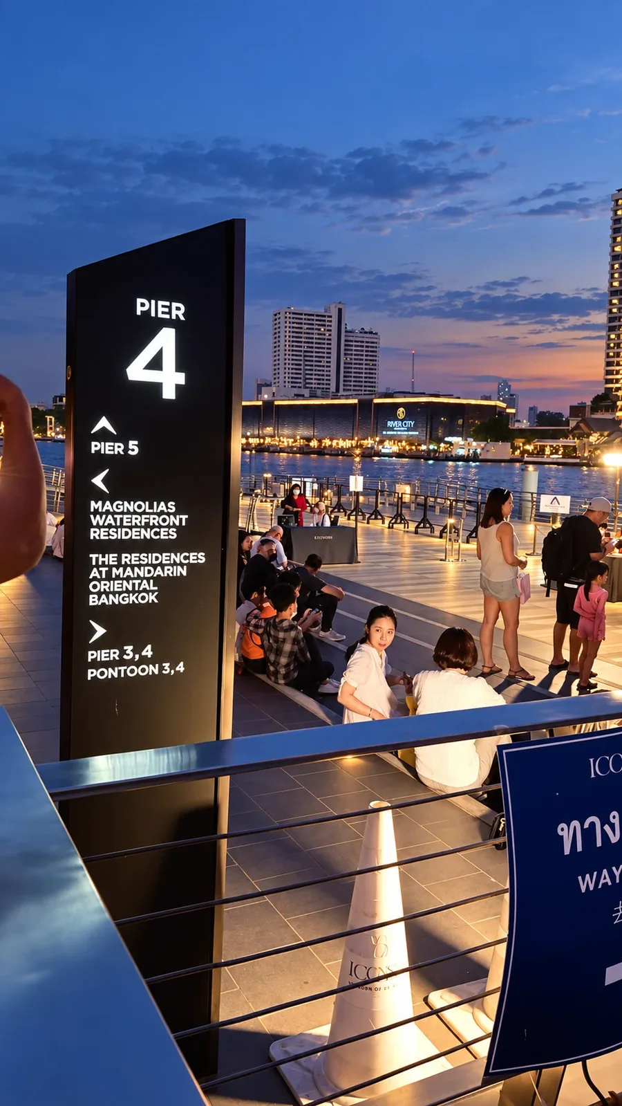 จุดขึ้นเรือ Super Galaxy Cruise ที่ ICONSIAM ท่าเรือ Pier 4 สำหรับล่องเรือดินเนอร์แม่น้ำเจ้าพระยา