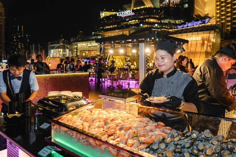 แวะมุมซีฟู้ดที่จัดกุ้งและหอยแมลงภู่เรียงไว้ให้เลือก พร้อมเชฟประจำเคาน์เตอร์และวิวเมืองยามค่ำคืน