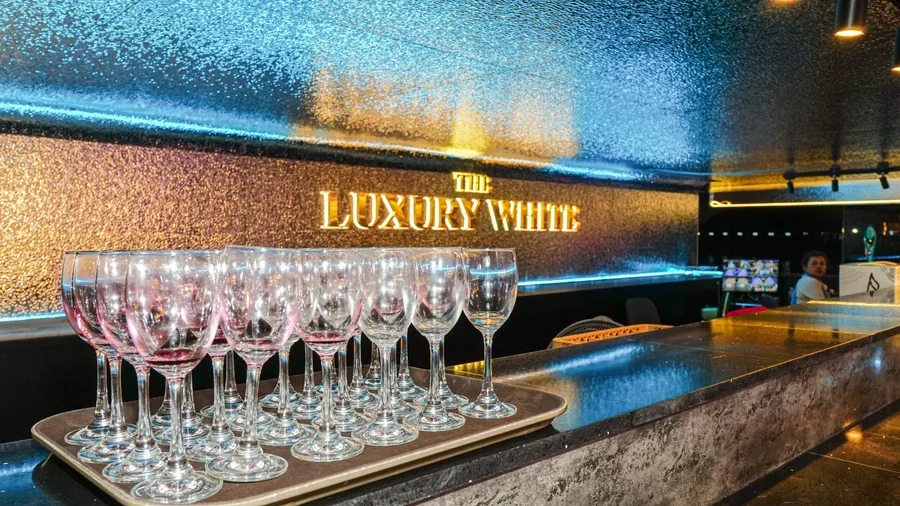 เคาน์เตอร์บาร์บรรยากาศหรูบนเรือ The Luxury White พร้อมบริการเครื่องดื่มระหว่างการล่องเรือ