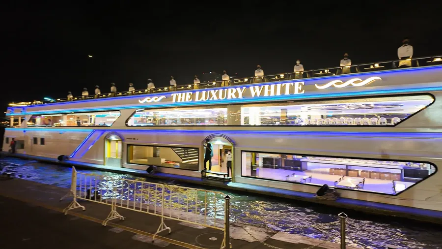 เรือ The Luxury White โดดเด่นด้วยดีไซน์ทันสมัยและแสงไฟสวยงาม พร้อมพาล่องชมวิวเจ้าพระยายามค่ำคืน