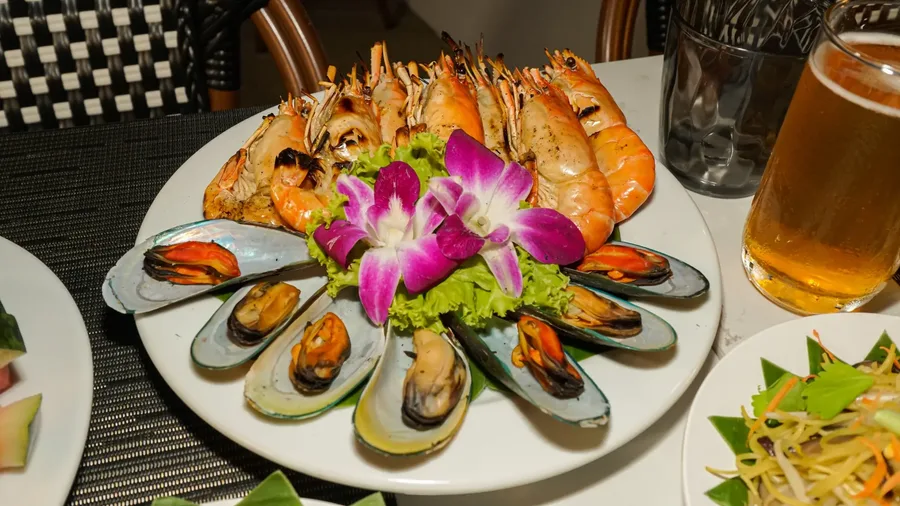 อิ่มอร่อยกับซีฟู้ดทั้งกุ้งและหอยแมลงภู่ จัดเสิร์ฟอย่างสวยงามในบุฟเฟต์มื้อค่ำ