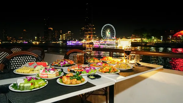 โต๊ะอาหารโซนดาดฟ้าริมเรือ The Luxury White รอบ Dinner เวลา 20.15 น. พร้อมวิวเอเชียทีค
