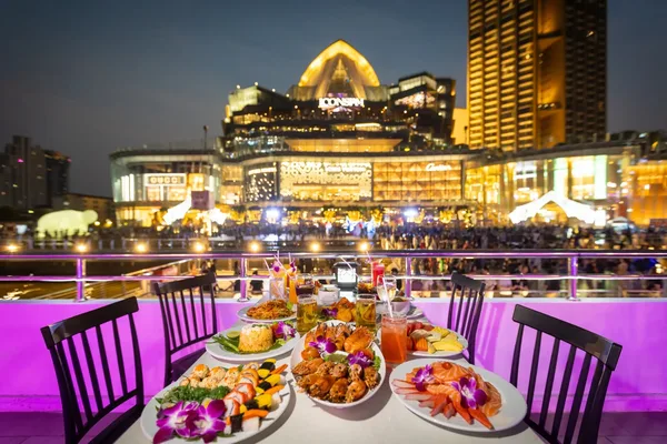 โต๊ะอาหารโซนดาดฟ้าริมเรือ The Luxury White รอบ Dinner เวลา 20.15 น. พร้อมวิวไอคอนสยาม