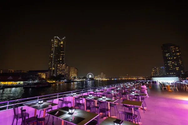 ที่นั่งโซนดาดฟ้าริมเรือ The Luxury White รอบ Dinner เวลา 20.15 น. ชมวิวแม่น้ำเจ้าพระยายามค่ำคืน