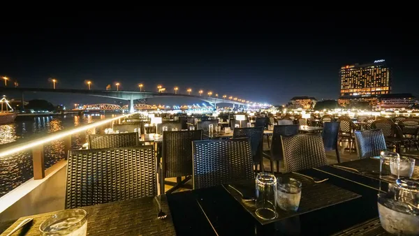ที่นั่งโซนดาดฟ้าริมเรือ The Luxury White รอบ Dinner เวลา 20.15 น. พร้อมวิวแม่น้ำเจ้าพระยายามค่ำคืน