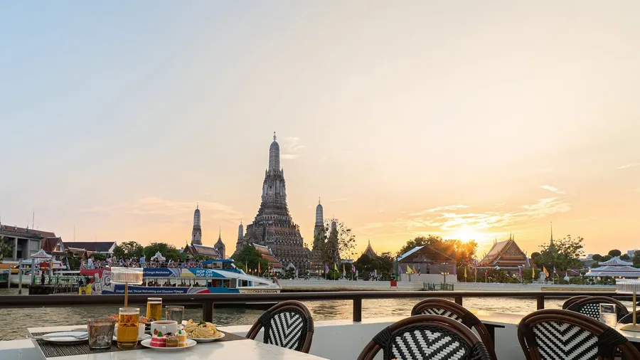 ชมความงดงามของวัดอรุณในแสงยามเย็น เติมบรรยากาศให้มื้ออาหารริมแม่น้ำบน The Luxury White รอบ Twilight