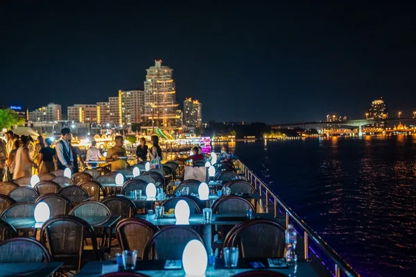 โซนดาดฟ้าริม The Planet Cruise ที่นั่ง Open Air ริมเรือ ชมวิวแม่น้ำเจ้าพระยายามค่ำคืน