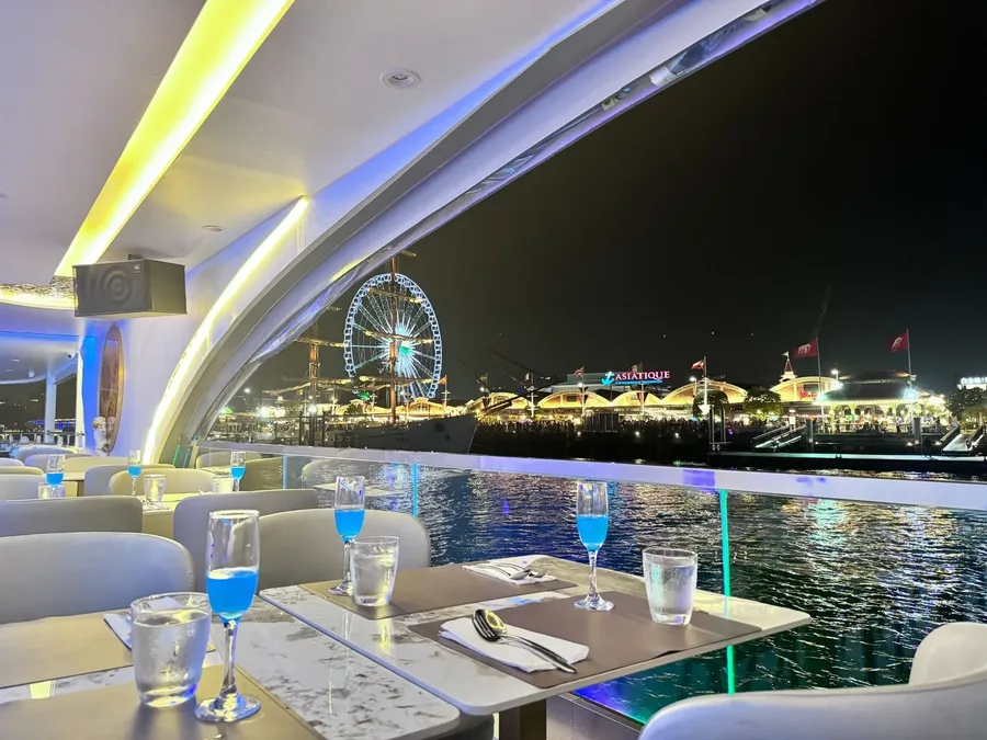 โซนชั้น 2 Open Air ริม ของ The Planet Cruise พร้อมวิวเอเชียทีคและชิงช้าสวรรค์ยามค่ำคืน