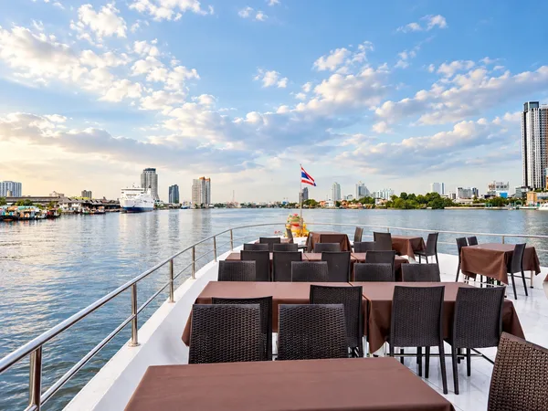 บรรยากาศ Unicorn Cruise โซนหัวเรือ-ริมแบบ Open Air พร้อมโต๊ะรับประทานอาหารและวิวแม่น้ำเจ้าพระยา