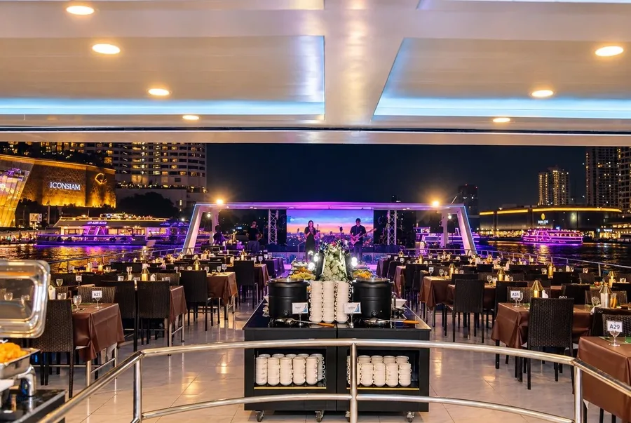 บรรยากาศ Unicorn Cruise โซนดาดฟ้าในหลังคา-กลาง พร้อมเวทีดนตรีสดและที่นั่งดินเนอร์ชมวิวแม่น้ำเจ้าพระยายามค่ำคืน