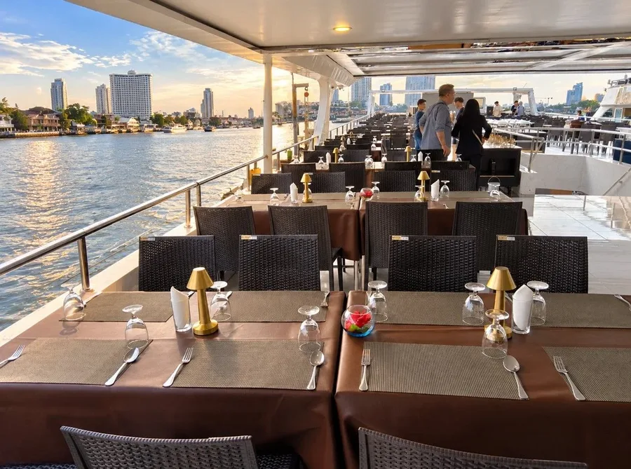 บรรยากาศ Unicorn Cruise โซนดาดฟ้าในหลังคา-ริม พร้อมโต๊ะดินเนอร์และวิวแม่น้ำเจ้าพระยาแบบกึ่งเอาต์ดอร์