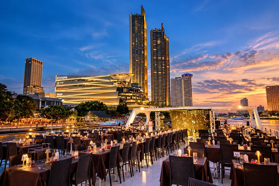 โซนดาดฟ้า-กลางของ Unicorn Cruise กับโต๊ะดินเนอร์กลางแจ้ง ชมวิวแม่น้ำเจ้าพระยา และเมืองกรุงเทพริมแม่น้ำ