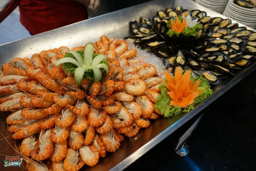 บุฟเฟต์ซีฟู้ดบนเรือ Unicorn Cruise เสิร์ฟกุ้งและหอยแมลงภู่จัดเต็มบนไลน์อาหาร ให้ลูกค้าเลือกตักได้ตามชอบตลอดมื้อค่ำ