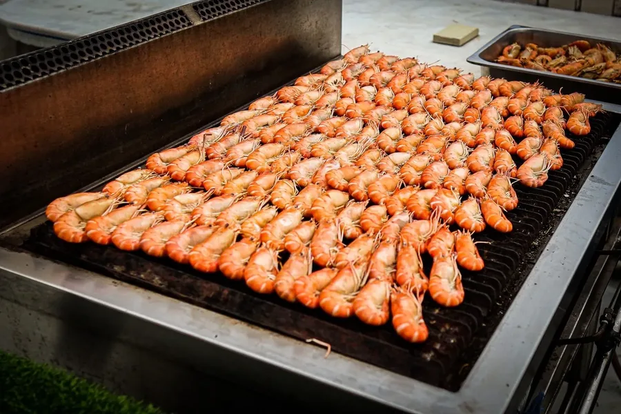 กุ้งเรียงเต็มเตาย่าง อีกหนึ่งมุมอาหารสำหรับคนรักซีฟู้ดในมื้อค่ำบนเรือ
