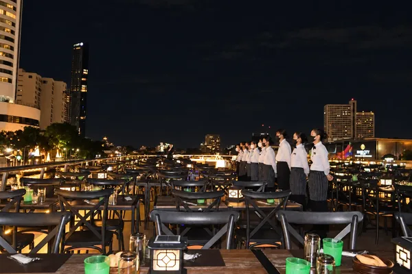 ทีมบริการเตรียมต้อนรับบริเวณโซนที่นั่งริมดาดฟ้าเรือ White Orchid River Cruise รอบ Dinner