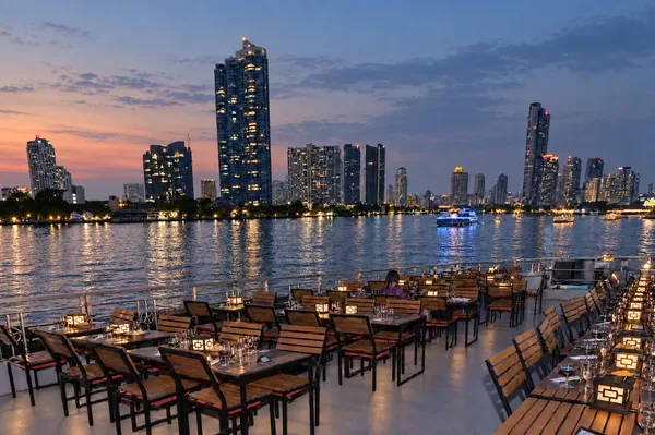 ที่นั่งริมดาดฟ้าเรือ White Orchid River Cruise รอบ Twilight พร้อมชมวิวแม่น้ำเจ้าพระยายามเย็น